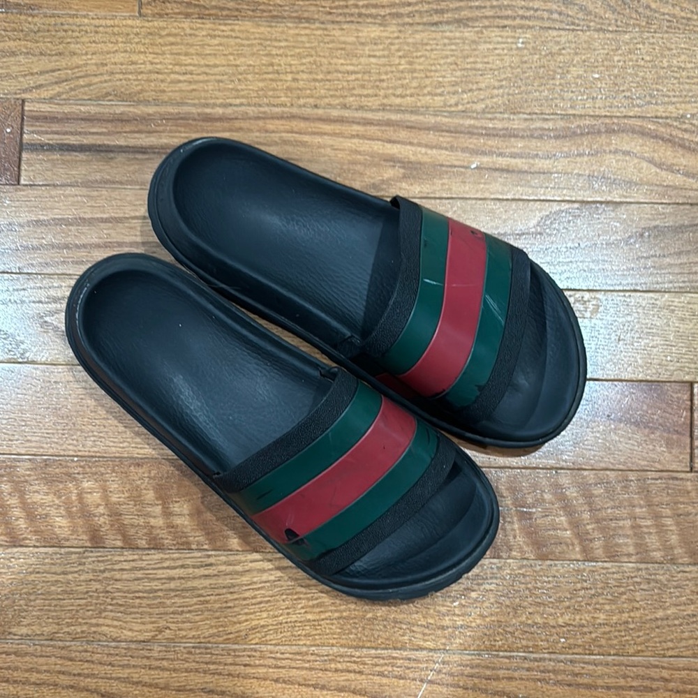 Used Gucci Slides
